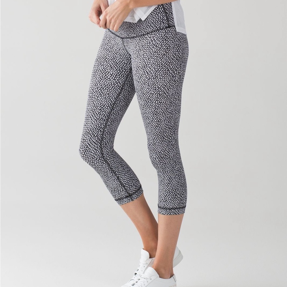 Lululemon Wunder Under Crop Size 2 Scatter Star Arctic Grey Black Leggings